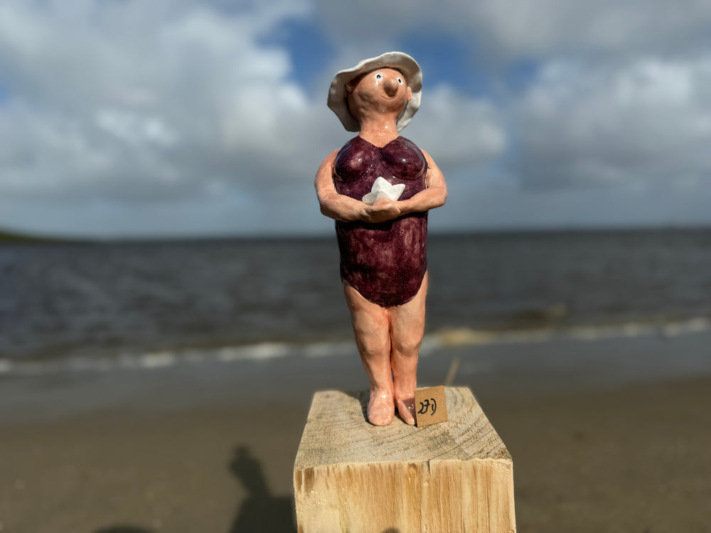 Strandmensch "Violetta mit Schiff"